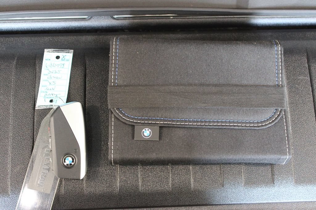 Used 2025 BMW X5 xDrive50e AWD/4WD image 31