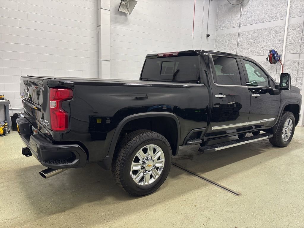 Used 2024 Chevrolet Silverado 2500 High Country w/ High Country Premium Package image 3