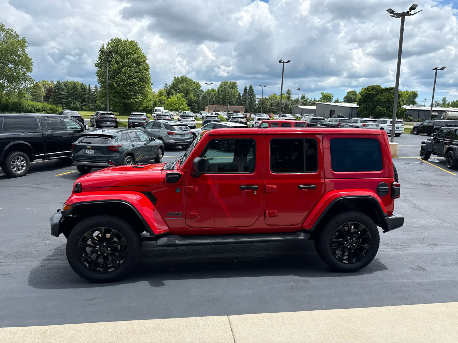 Used 2025 Jeep Wrangler Unlimited Sahara AWD/4WD image 7