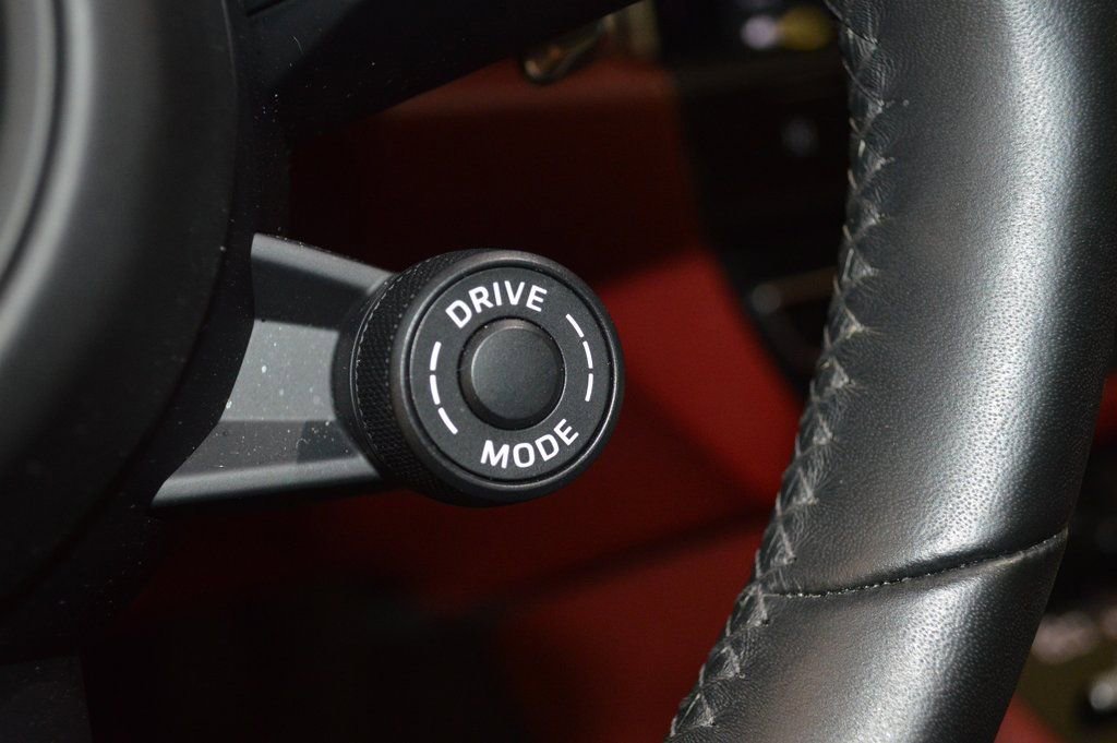 Certified 2025 Porsche Macan image 24