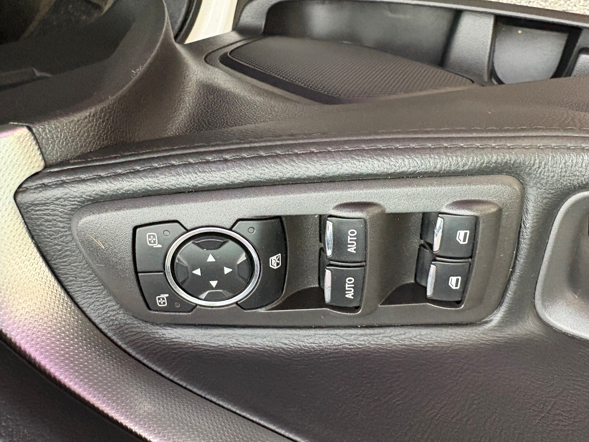 Used 2014 Ford Explorer XLT w/ Equipment Group 202A AWD/4WD image 33