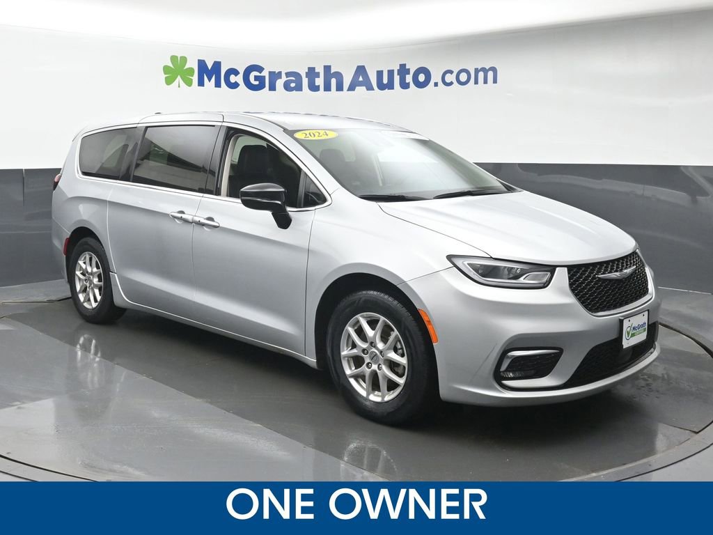 Used 2024 Chrysler Pacifica Touring-L image 2