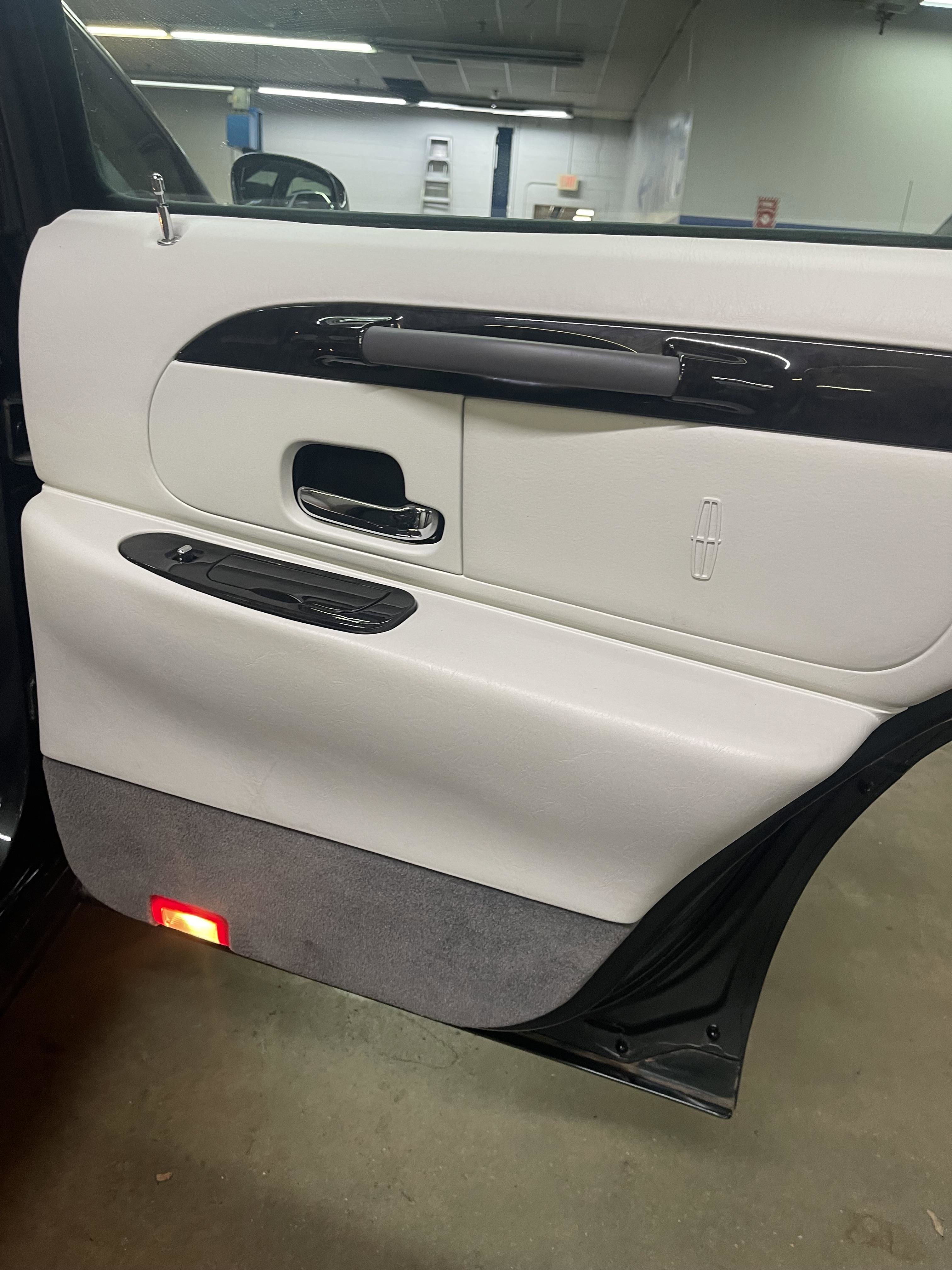 Used 1999 Lincoln Town Car Signature image 16