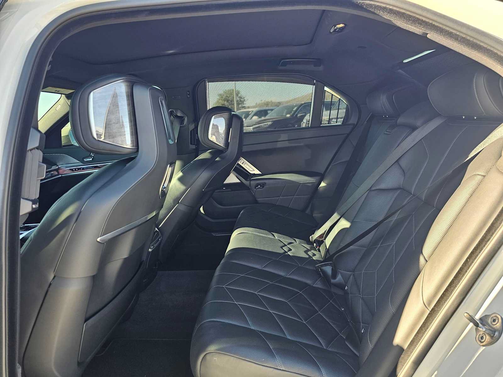 Used 2024 BMW i7 eDrive50 w/ M Sport Package RWD image 16