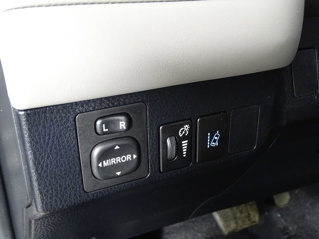 Used 2018 Toyota RAV4 Limited image 19