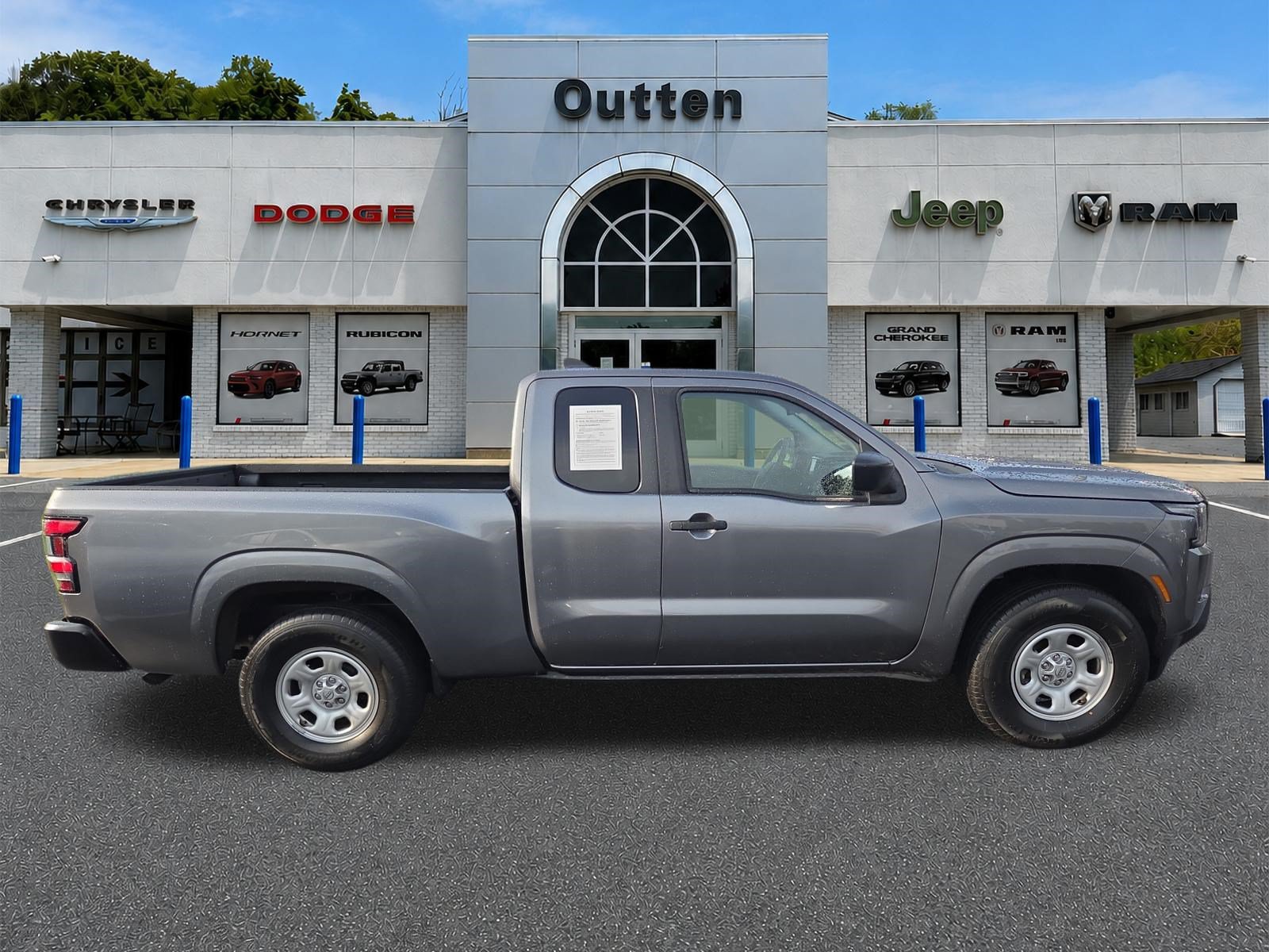 Used 2022 Nissan Frontier S RWD image 2