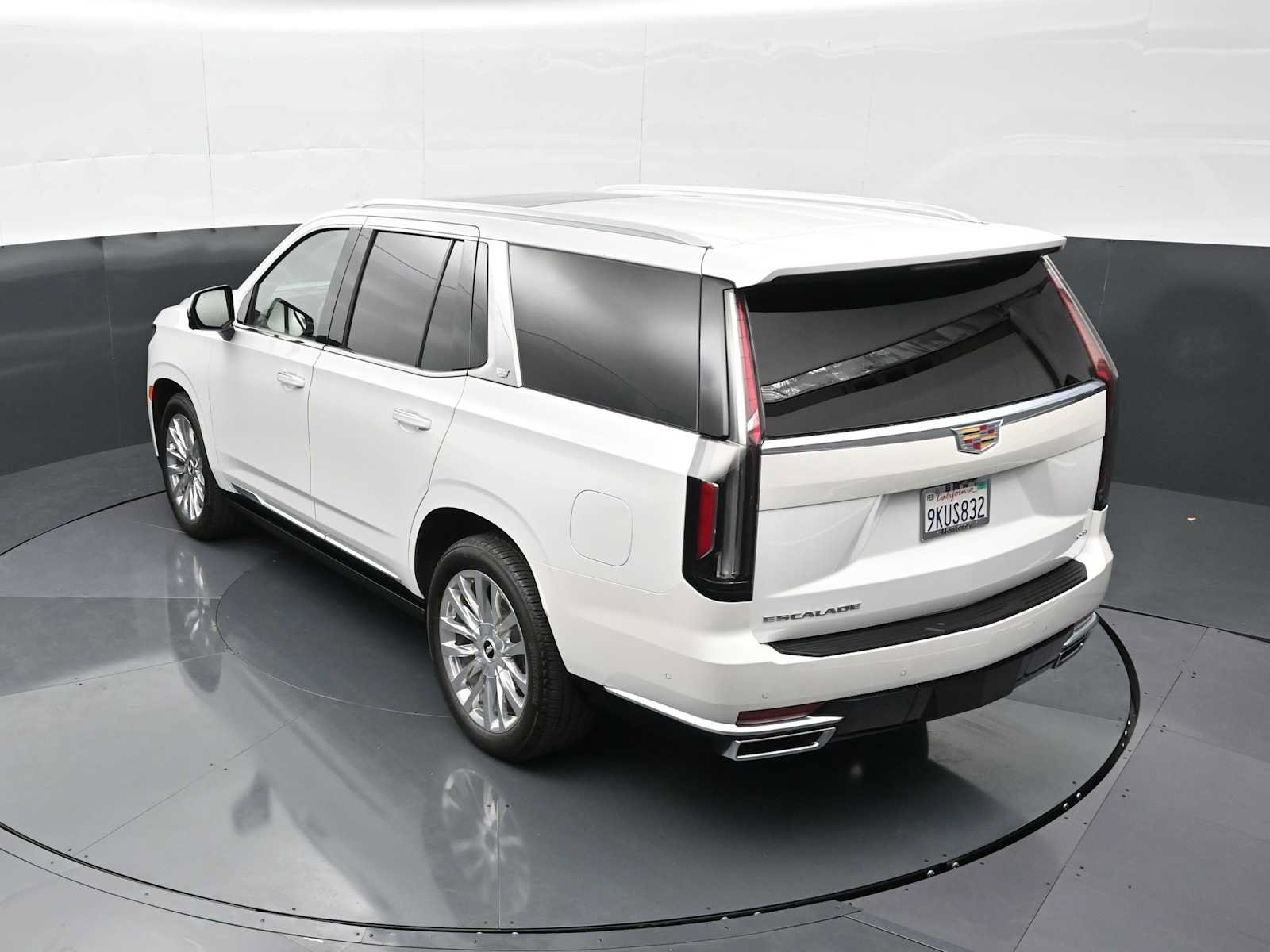 Used 2024 Cadillac Escalade Premium Luxury w/ Performance Package AWD/4WD image 24