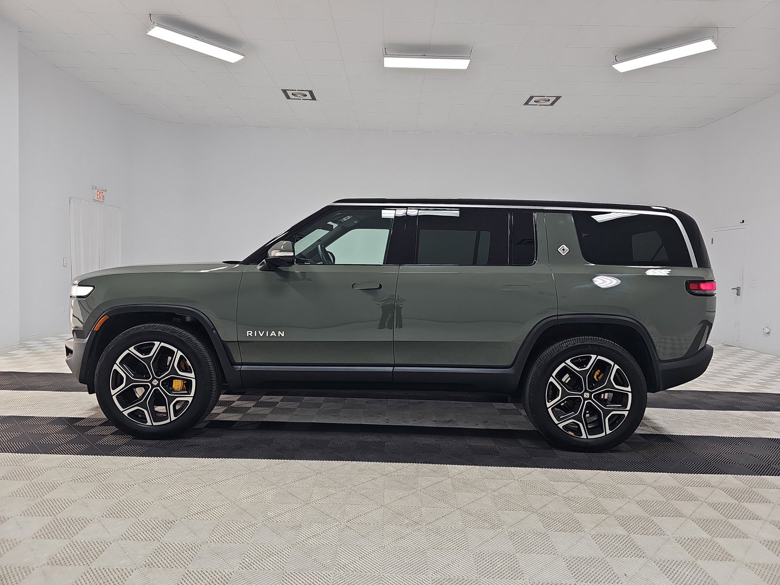 Used 2022 Rivian R1S Launch Edition image 2