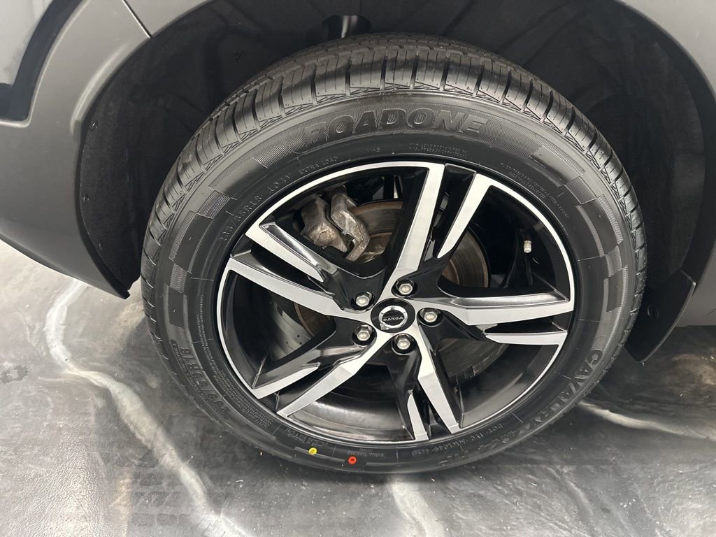 Used 2023 Volvo XC40 B5 Core image 32