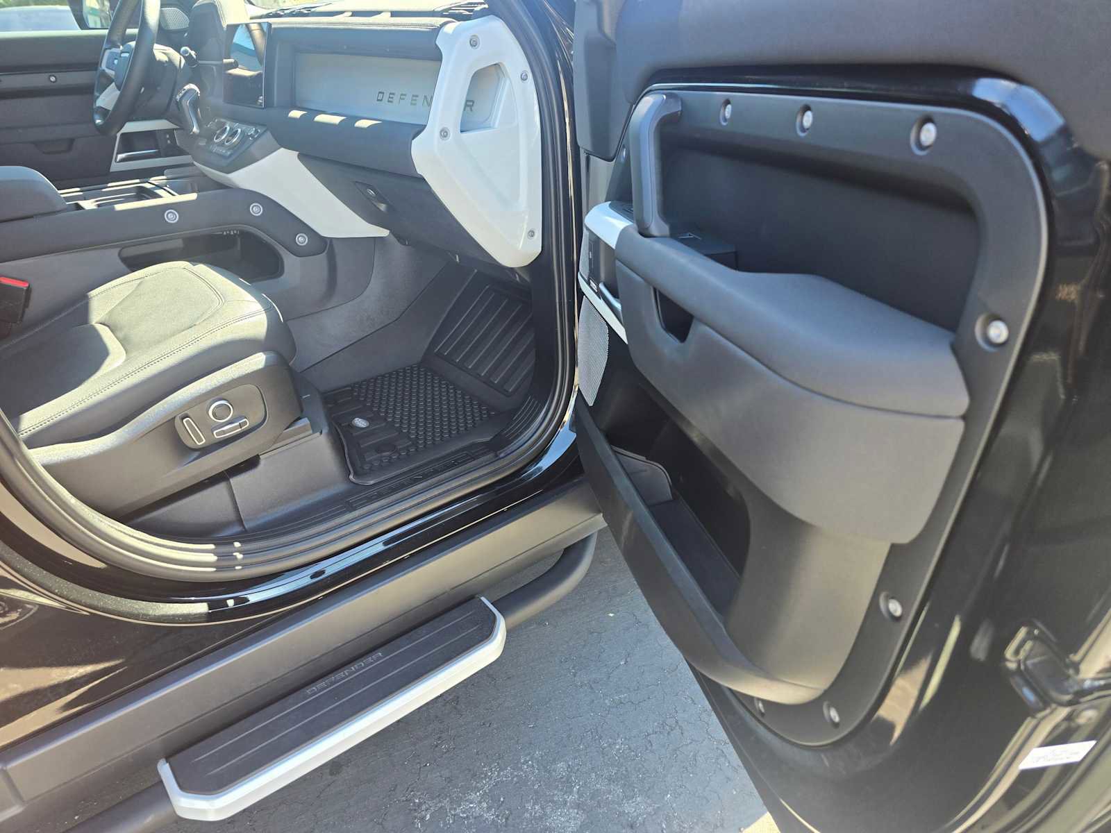 Used 2023 Land Rover Defender 130 SE image 10