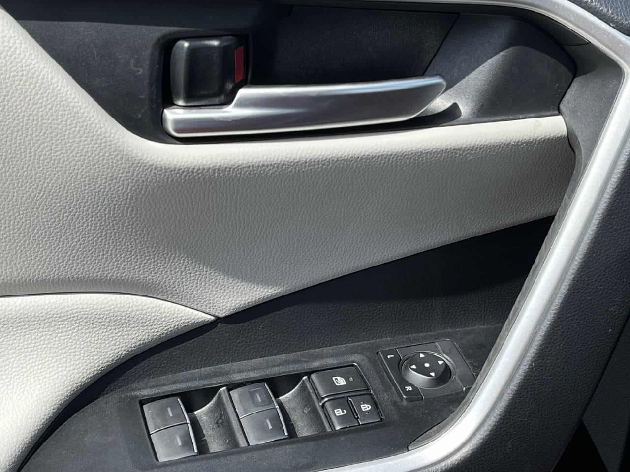 Used 2025 Toyota RAV4 XLE Premium FWD image 21