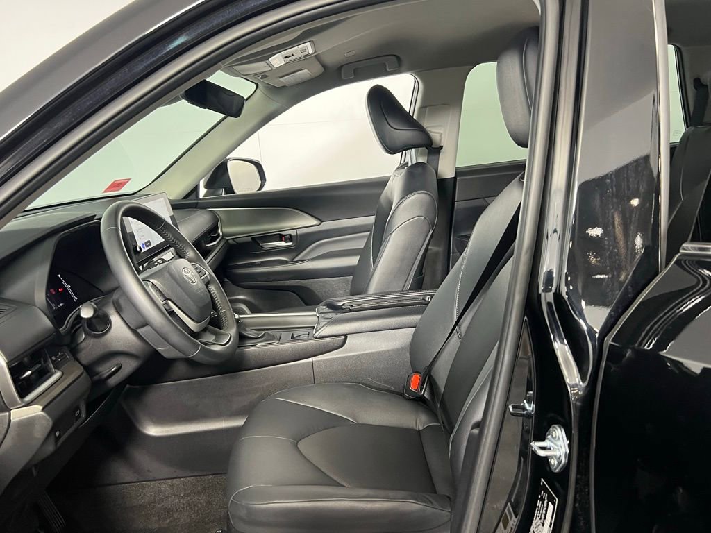 Used 2025 Toyota Grand Highlander AWD image 23