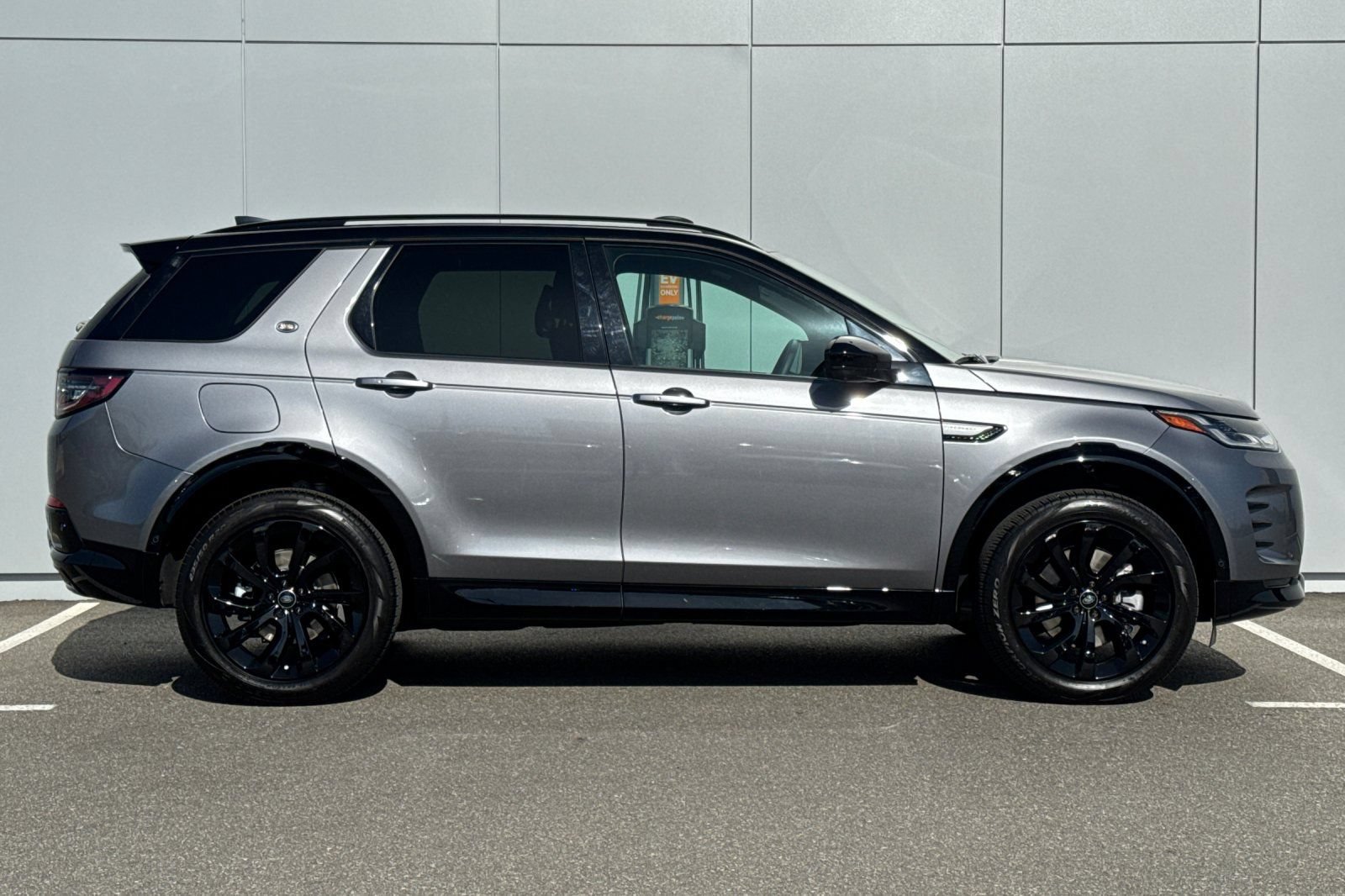Certified 2025 Land Rover Discovery Sport Dynamic SE AWD/4WD image 6