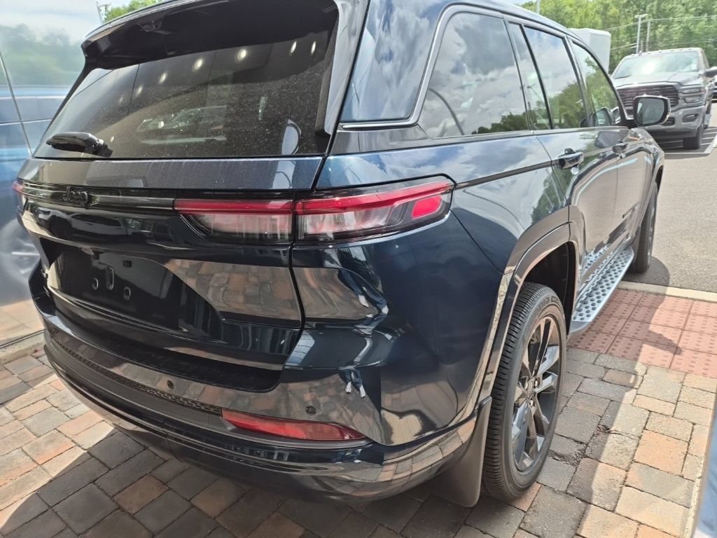 New 2026 Jeep Grand Cherokee Limited AWD/4WD image 3