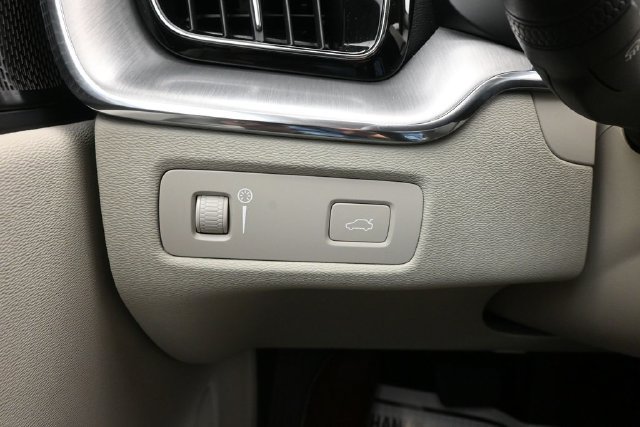 Used 2019 Volvo XC60 T5 Momentum w/ Multimedia Package FWD image 27