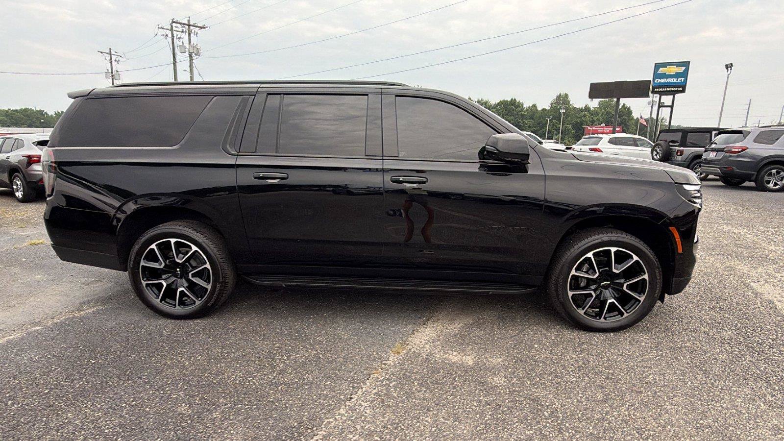 Used 2025 Chevrolet Suburban RST w/ Comfort Package RWD image 8