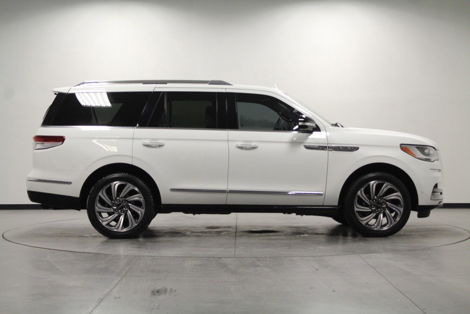 Used 2022 Lincoln Navigator Reserve image 3