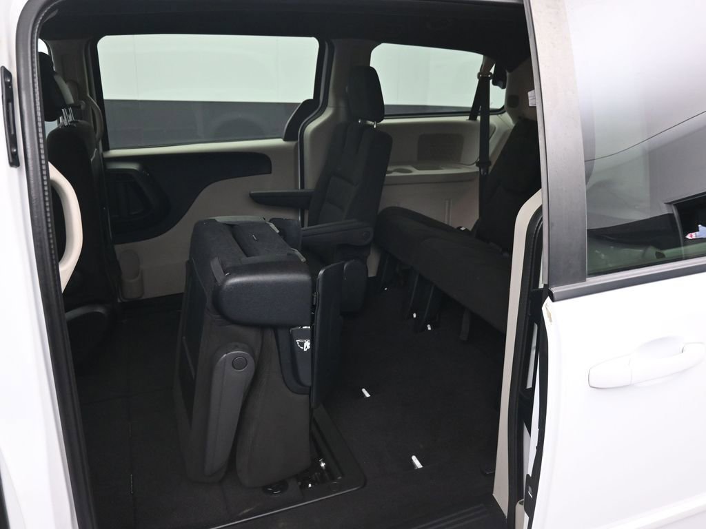 Used 2016 Dodge Grand Caravan SE image 25