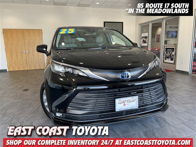 Certified 2025 Toyota Sienna XLE image 1