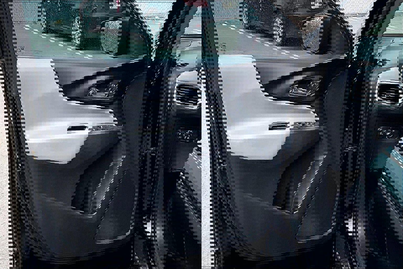 Used 2021 Chevrolet Equinox LS w/ LS Convenience Package image 23