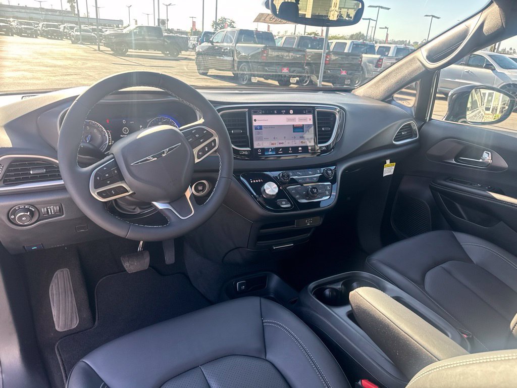 Used 2026 Chrysler Pacifica Select FWD image 17