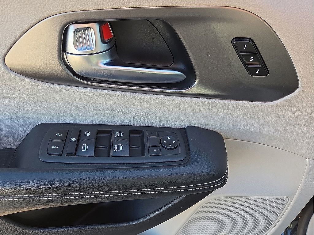 Used 2023 Chrysler Pacifica Touring-L image 15
