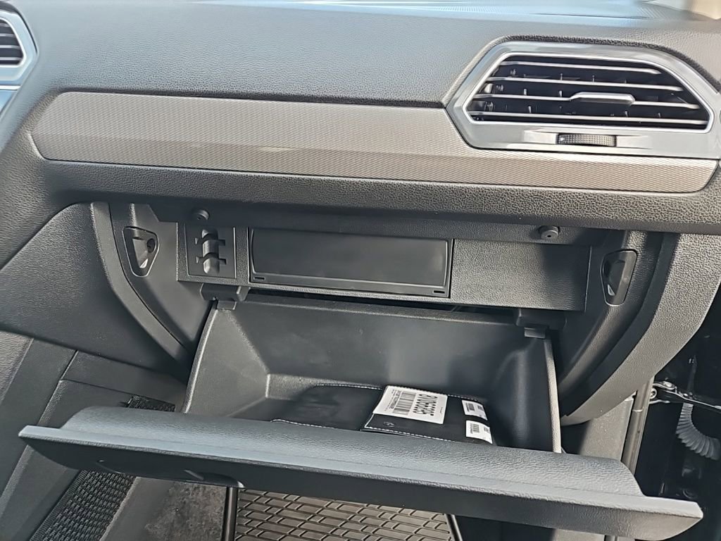 Used 2024 Volkswagen Tiguan SE image 36