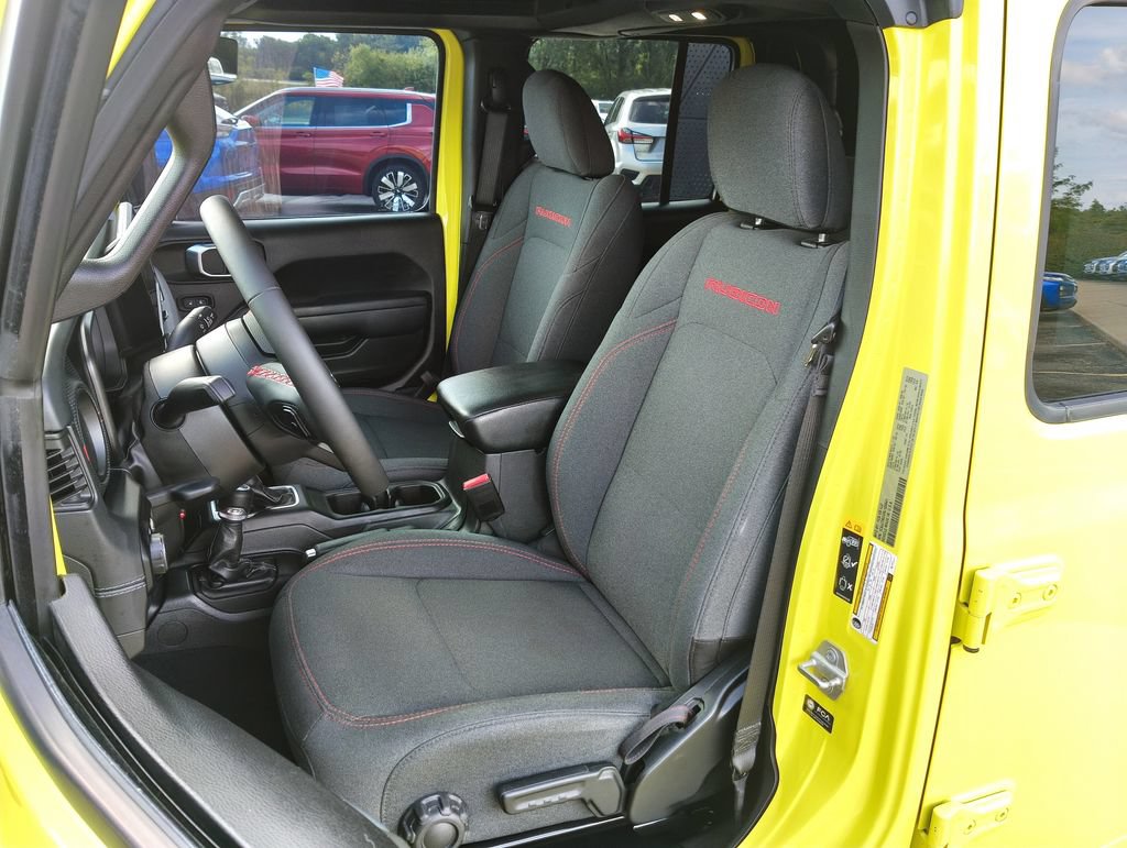 Used 2024 Jeep Gladiator Rubicon w/ Technology Group AWD/4WD image 2