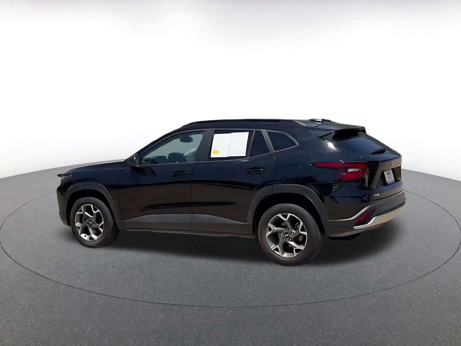 Used 2025 Chevrolet Trax LT FWD image 11