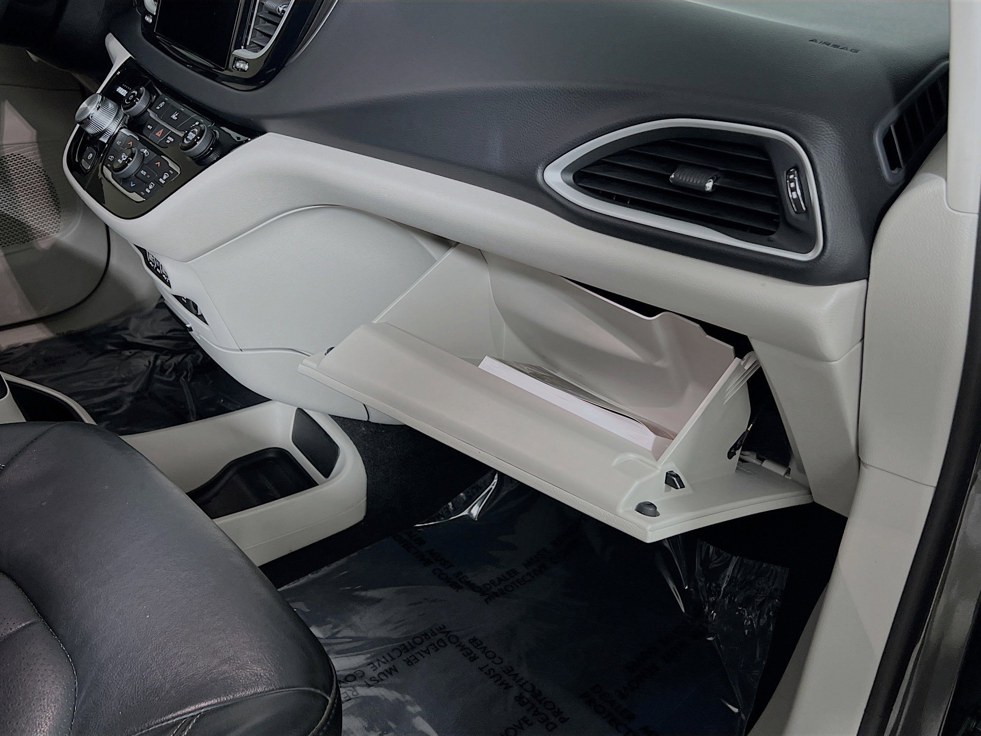 Used 2022 Chrysler Pacifica Touring-L image 35