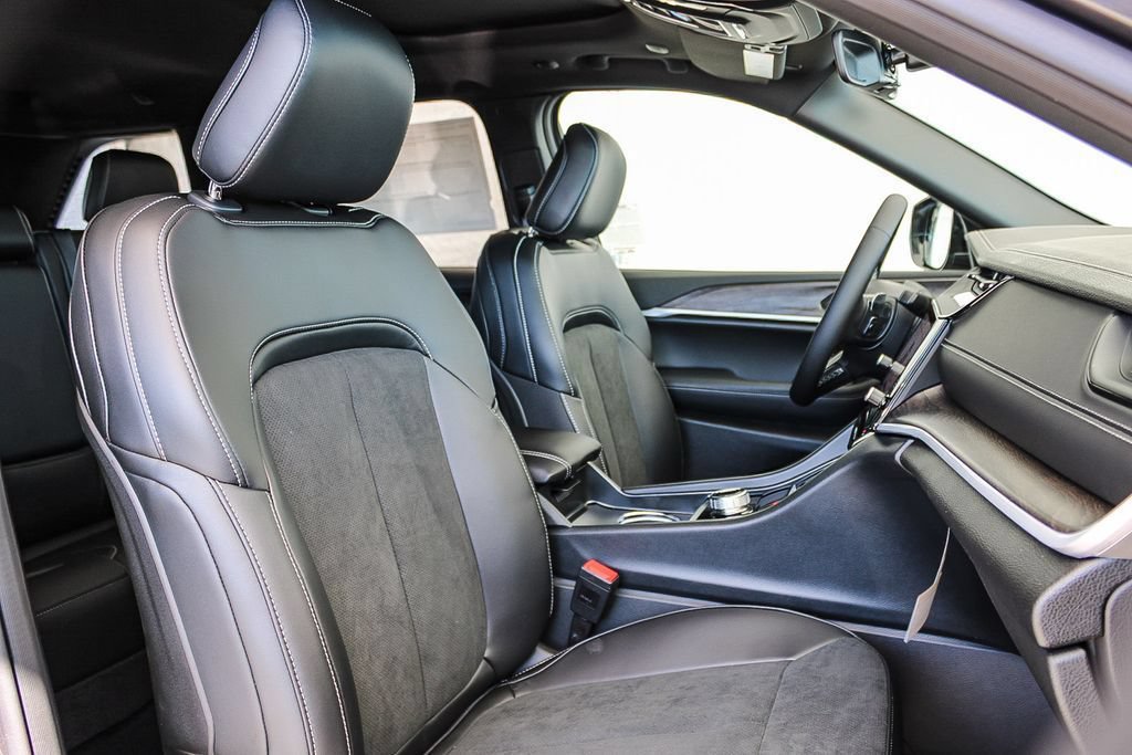 New 2026 Jeep Grand Cherokee Altitude RWD image 17