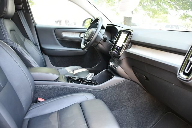 Certified 2026 Volvo XC40 B5 Plus AWD/4WD image 30