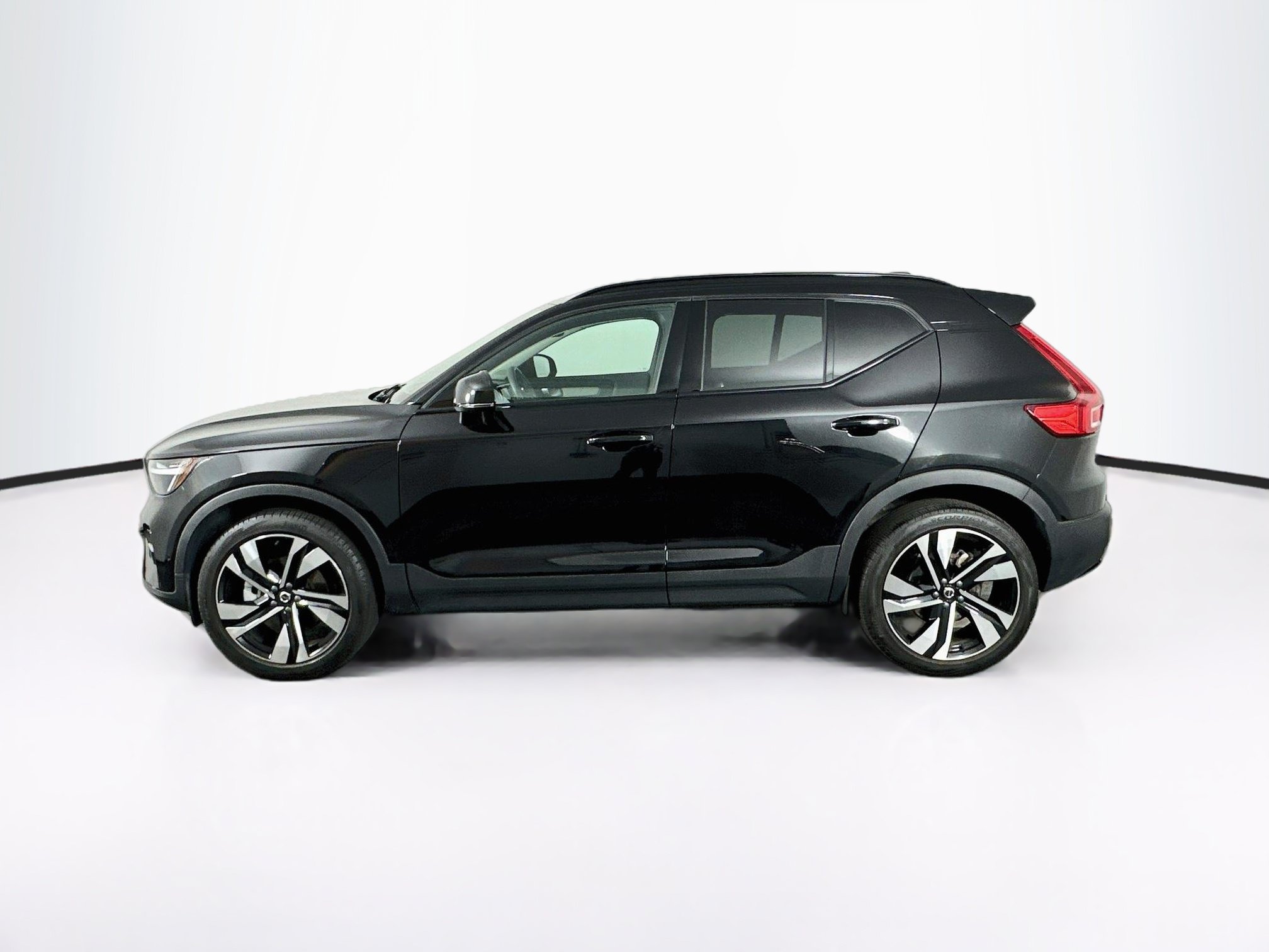 Used 2024 Volvo XC40 B5 Plus w/ Protection Package Premier AWD/4WD image 4