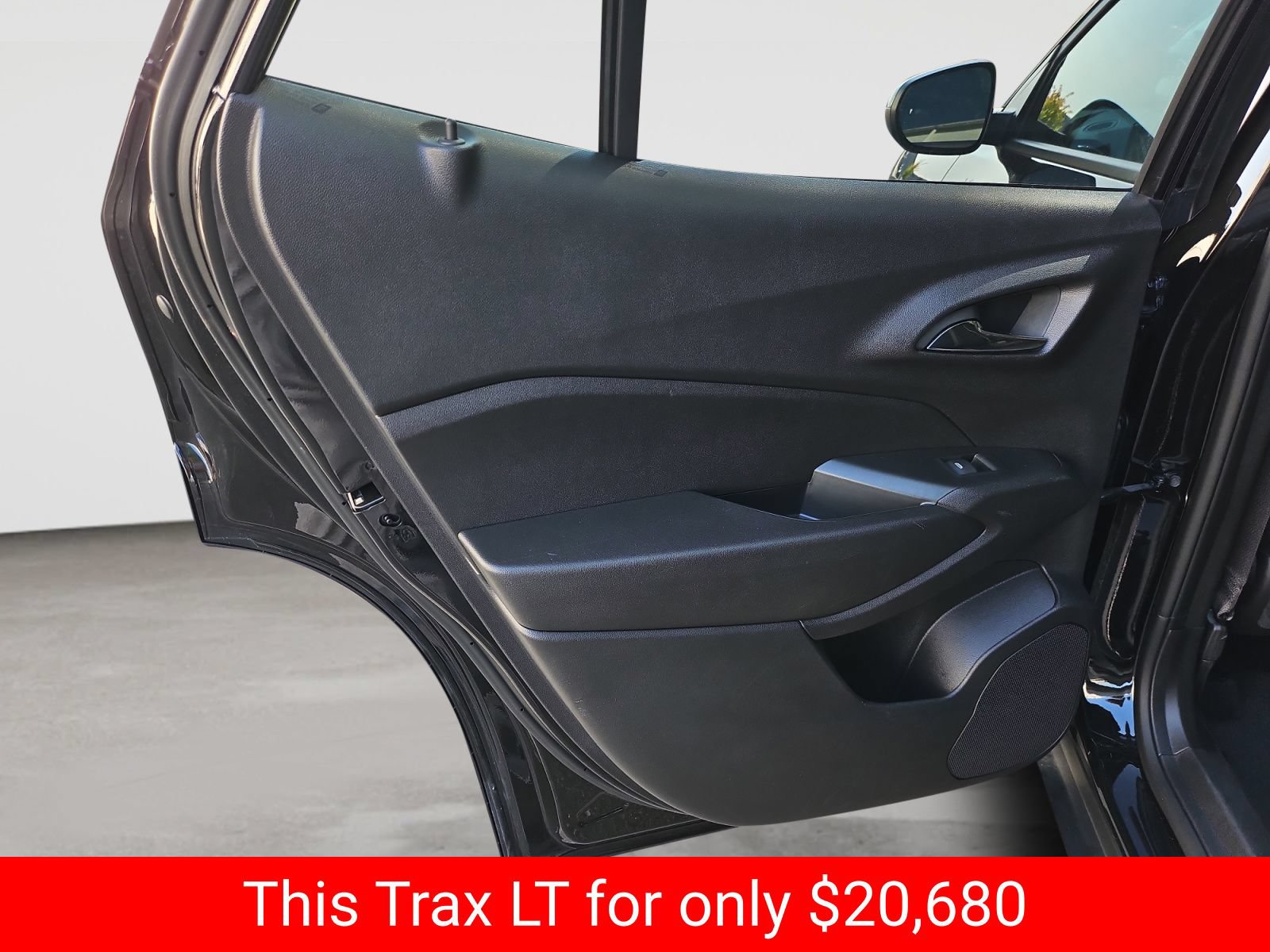 Used 2025 Chevrolet Trax LT FWD image 35