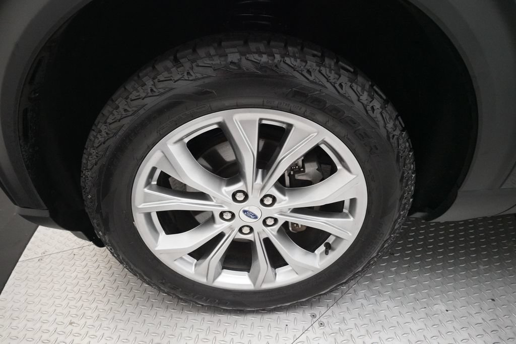 Used 2023 Ford Explorer XLT w/ Equipment Group 202A AWD/4WD image 28