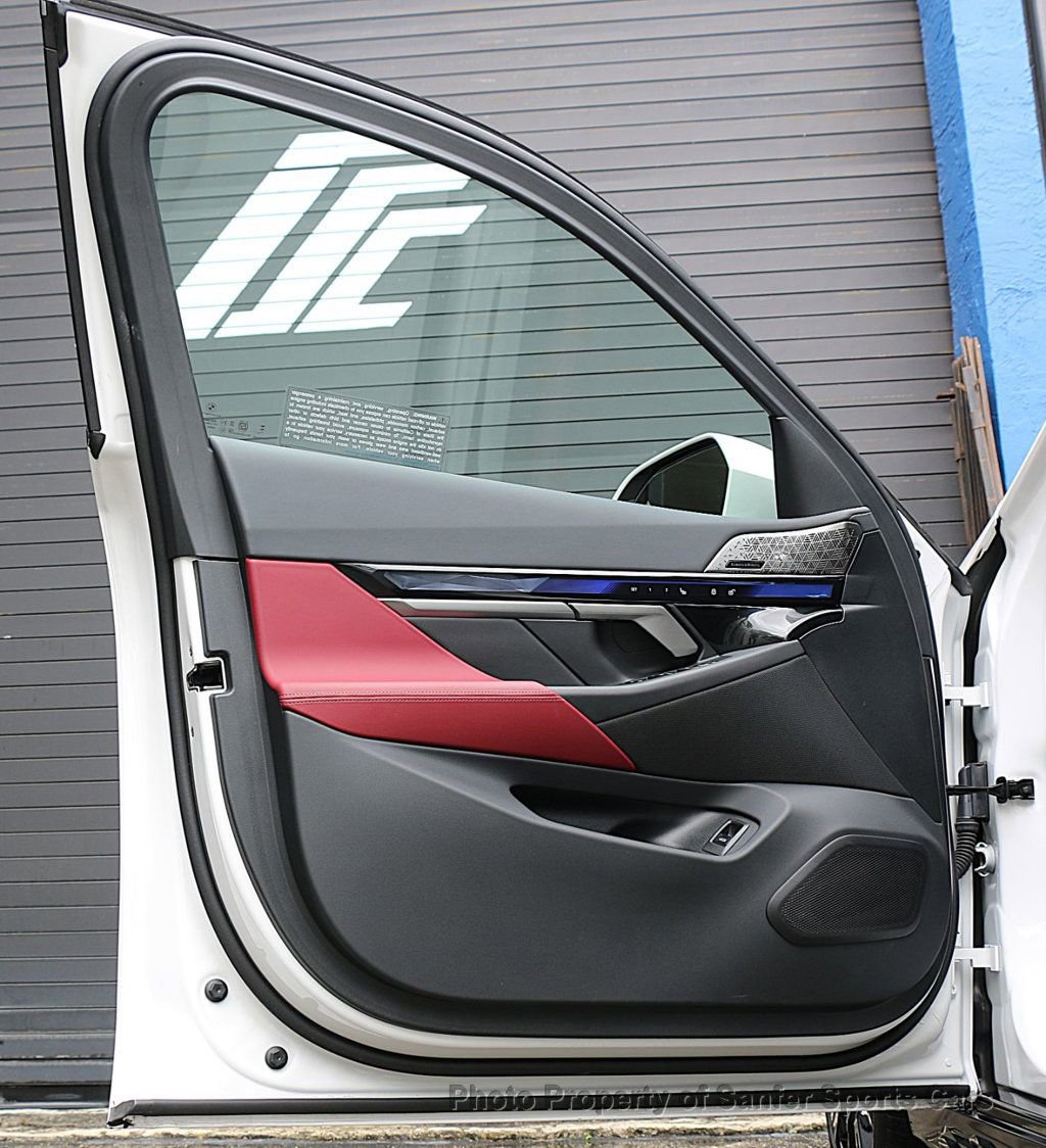 Used 2025 BMW 540i xDrive w/ Premium Package image 20