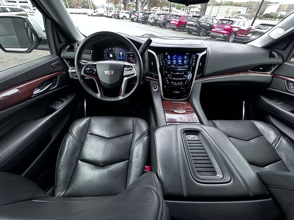 Used 2020 Cadillac Escalade Luxury image 2