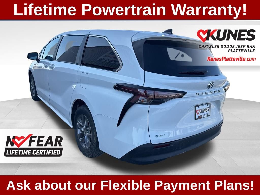 Used 2025 Toyota Sienna LE image 6