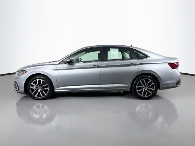 Used 2025 Volkswagen Jetta SE FWD image 4