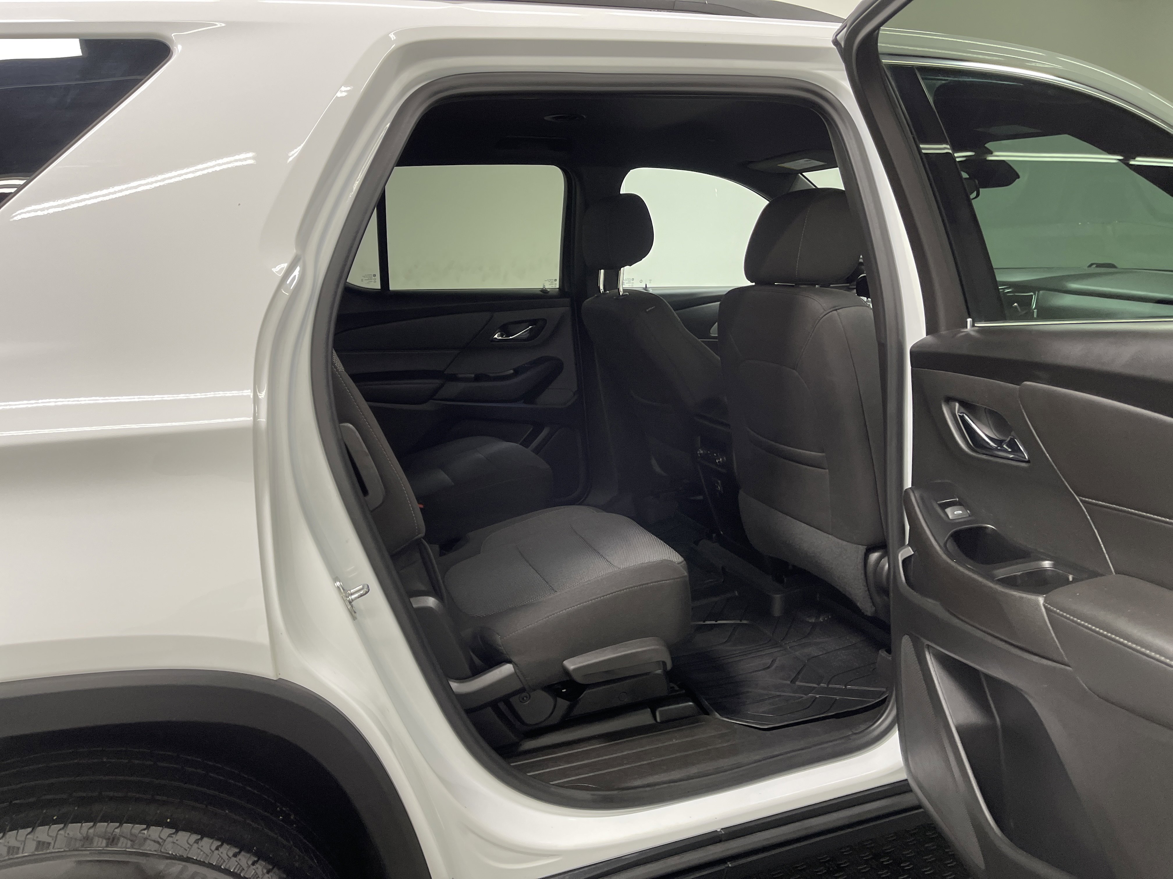 Used 2023 Chevrolet Traverse LT FWD image 21