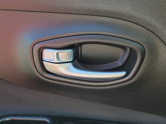 Used 2017 Jeep Renegade Latitude FWD image 26