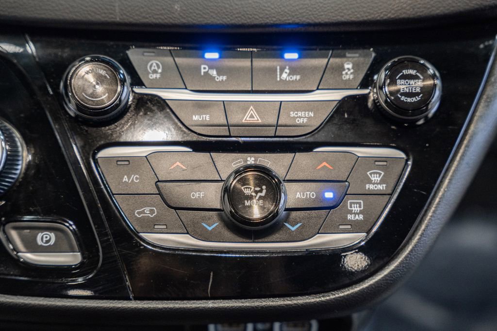 Used 2025 Chrysler Pacifica Select image 27