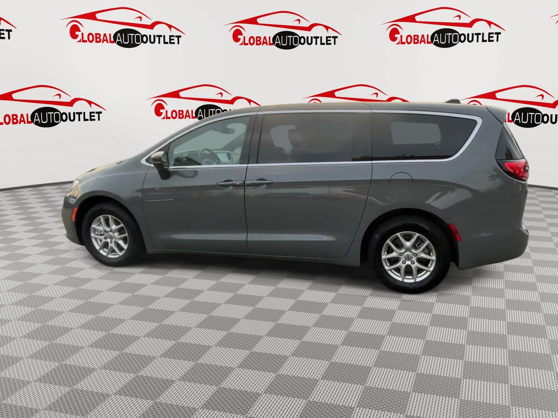 Used 2025 Chrysler Pacifica Select FWD image 6