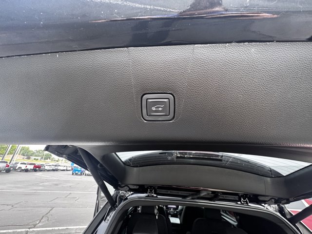 Used 2023 Chevrolet Traverse LT image 9