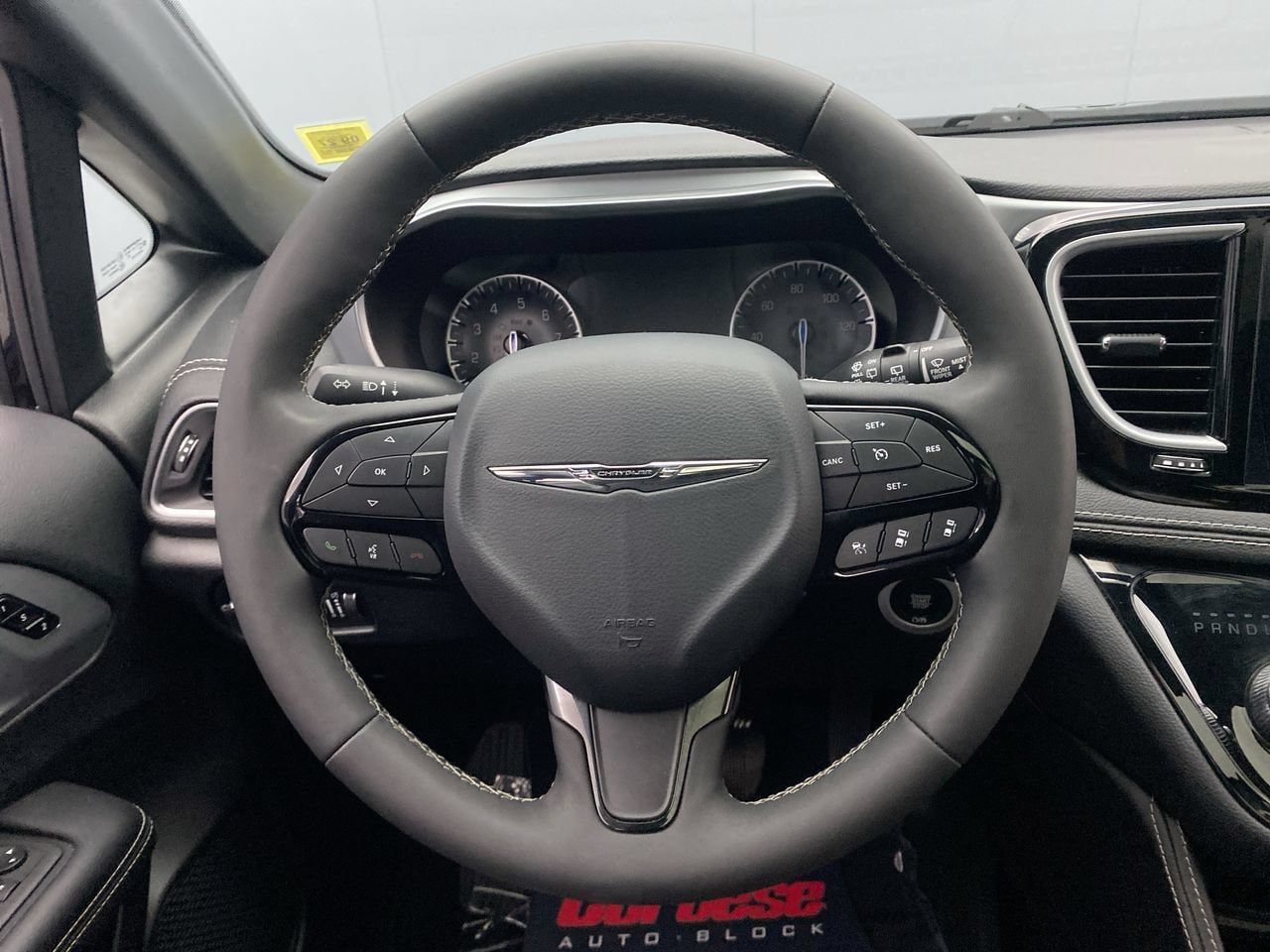 Used 2025 Chrysler Pacifica Limited FWD image 16