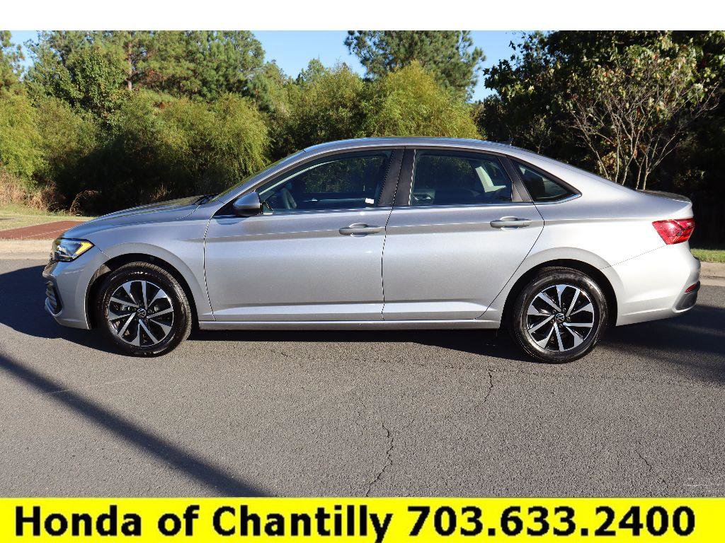 Used 2022 Volkswagen Jetta S image 4