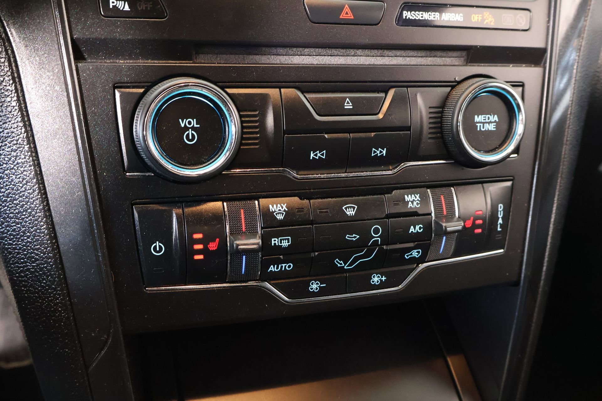 Used 2017 Ford Explorer XLT w/ Equipment Group 202A AWD/4WD image 8