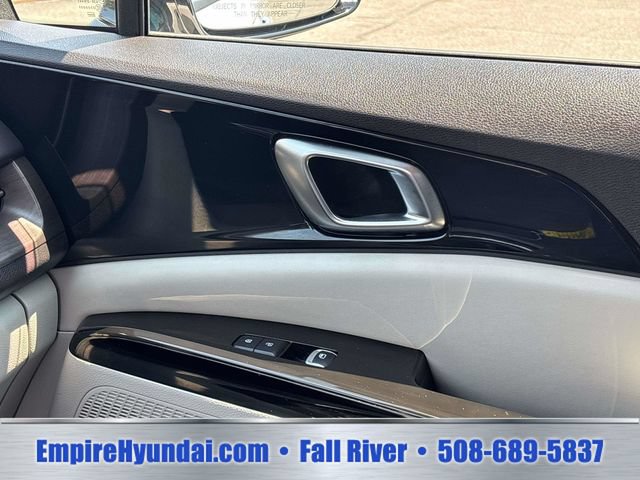 Used 2024 Kia Carnival EX FWD image 32
