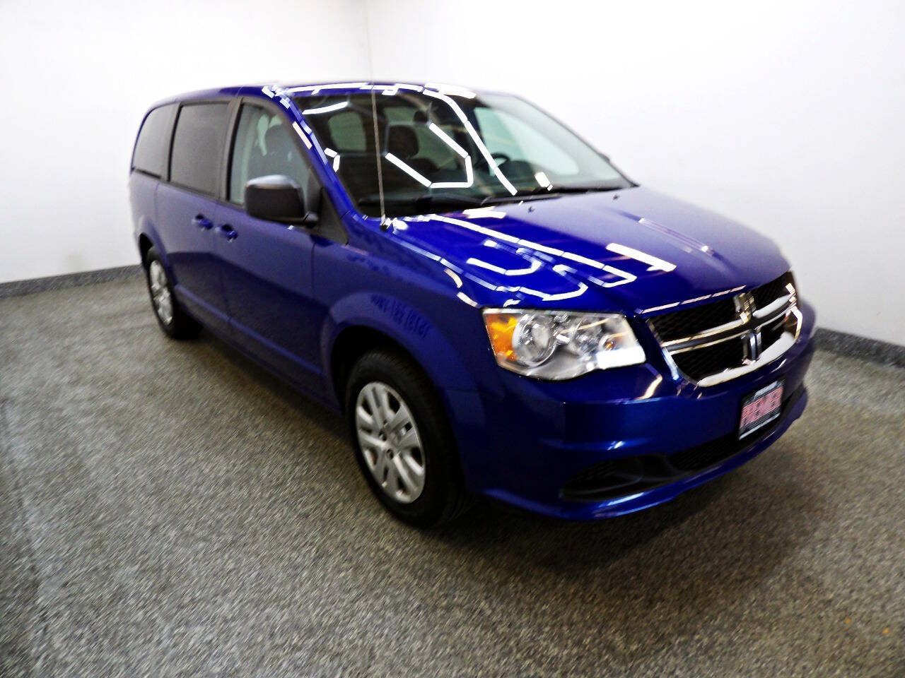 Used 2018 Dodge Grand Caravan SE w/ UConnect Hands-Free Group FWD image 3