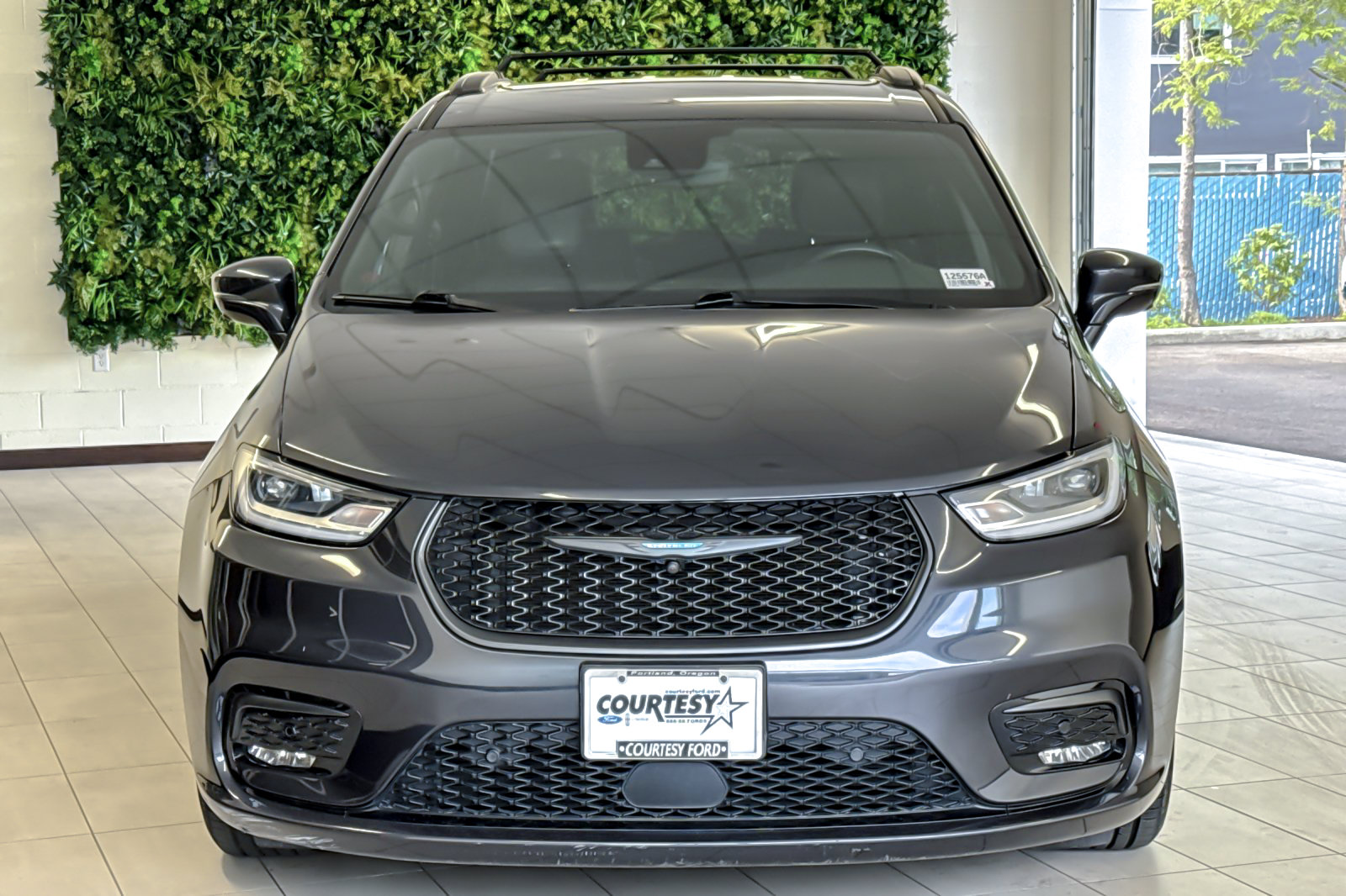 Used 2021 Chrysler Pacifica Touring-L w/ Uconnect Theater Family Group FWD image 9